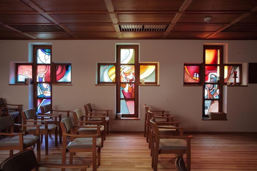 Glasfenster in der Kapelle im Abt Pfanner-Haus 